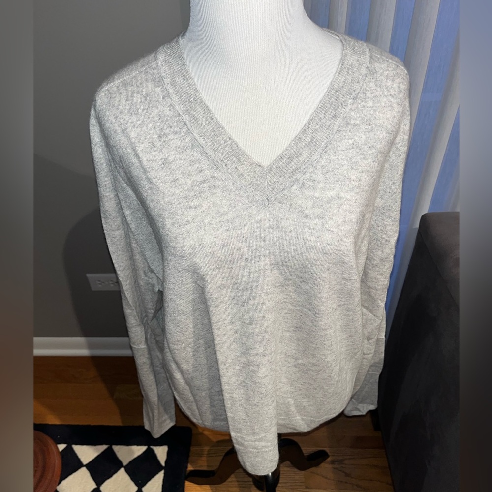 NWT- gray cashmere Vince sweater. Size large